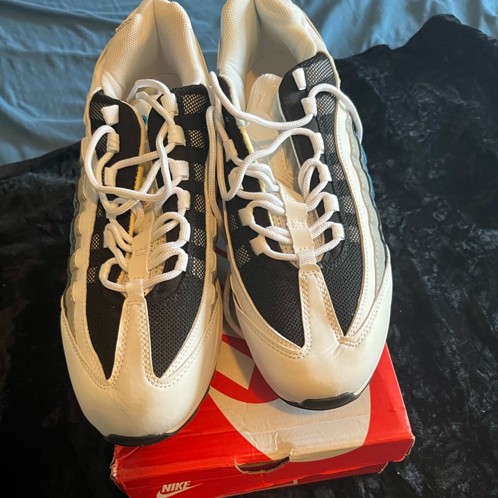 Nike White and Black Low-Top Sneakers